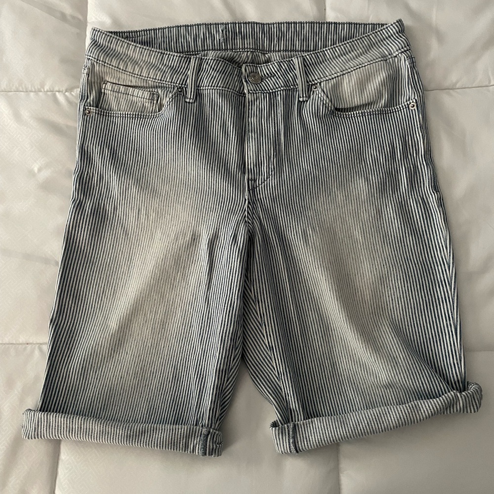 Vintage Style Levi’s Pin Striped Women’s Jean Shorts ❤️